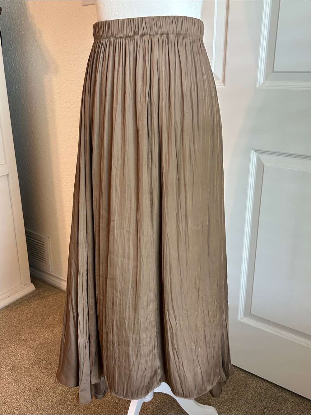 Beautiful ZARA Tan/Brown Krinkled Satin Maxi Skirt, XS, SEE VIDEO